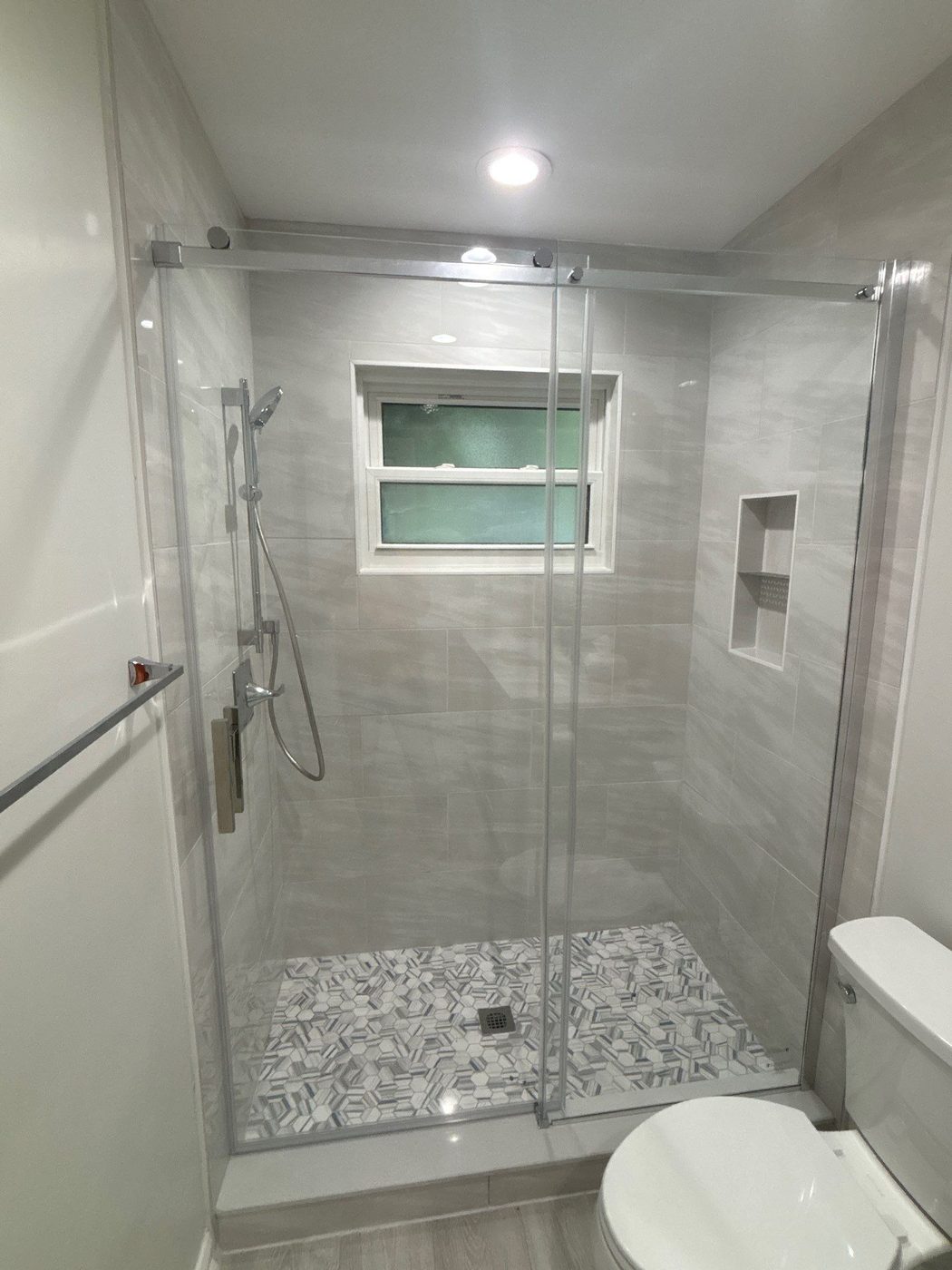 Shower with hexagonal floor