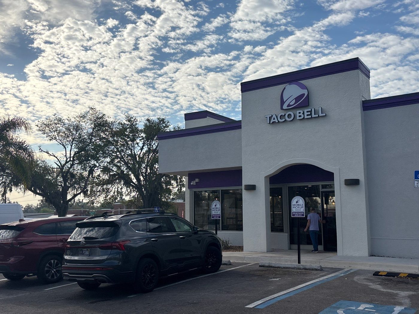 Storefront of a recognized restaurant chain